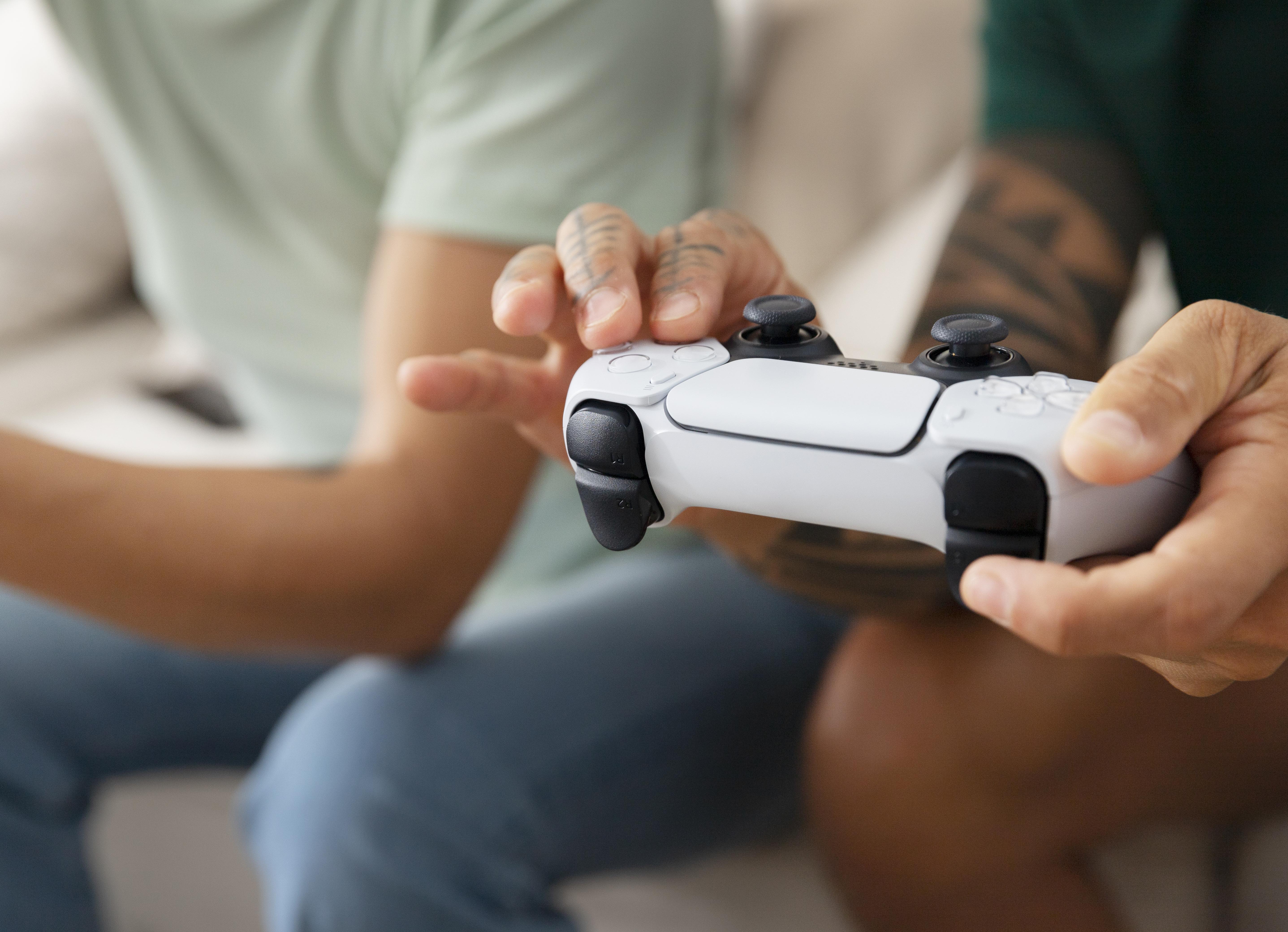 girlfriend-boyfriend-playing-video-games-together-home