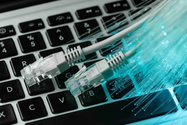 Ilustrasi jaringan FTTH Indonesia menggunakan kabel fiber optic untuk koneksi internet rumah yang cepat dan stabil